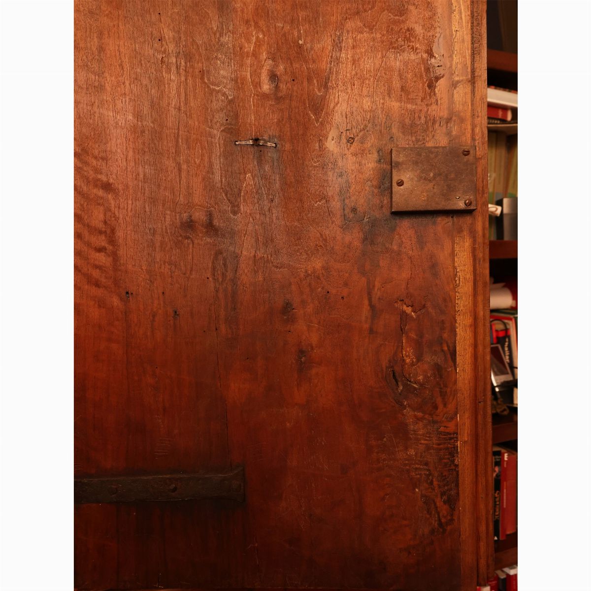 Credenza a due corpi in noce