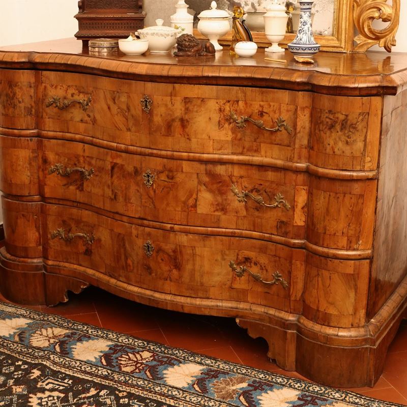 Cassettone impiallacciato ed intarsiato in noce e radica di noce