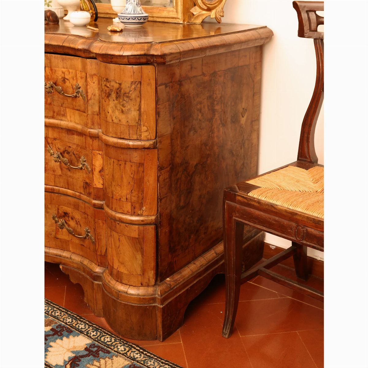 Cassettone impiallacciato ed intarsiato in noce e radica di noce