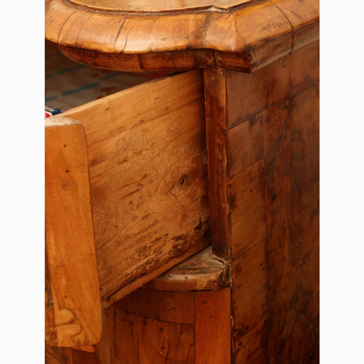 Cassettone impiallacciato ed intarsiato in noce e radica di noce