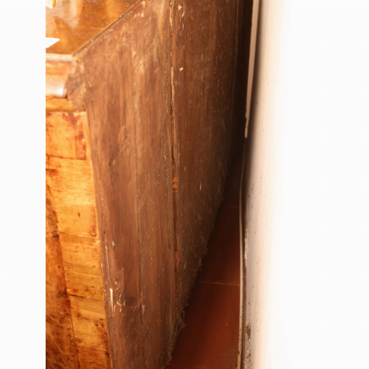 Cassettone impiallacciato ed intarsiato in noce e radica di noce