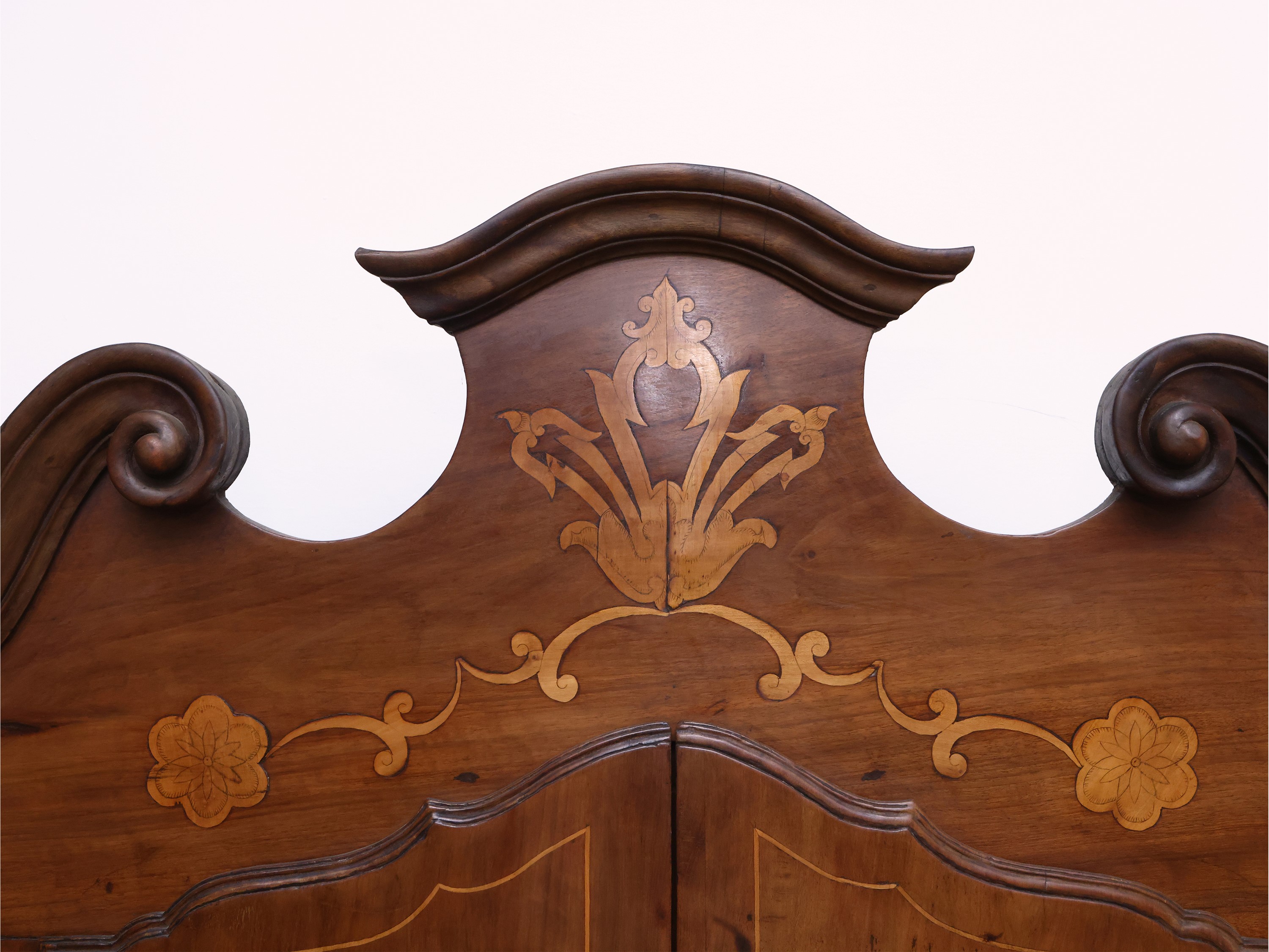 Scrivania a ribalta con alzata in noce