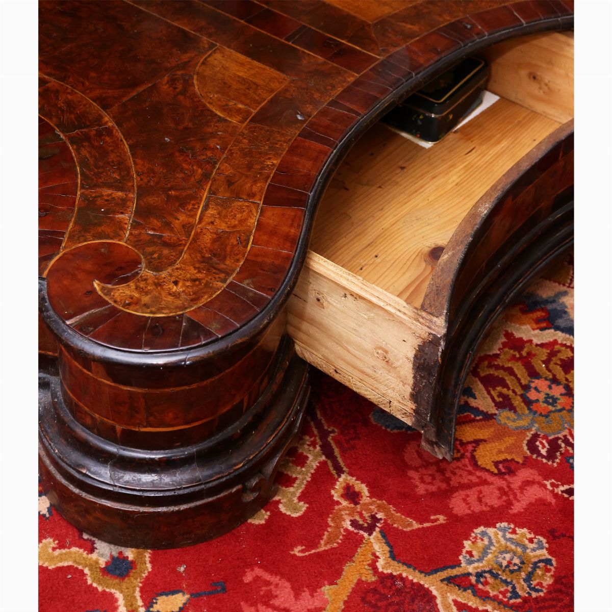 Monumentale inginocchiatoio da centro impiallacciato in noce e radica di noce e tuia