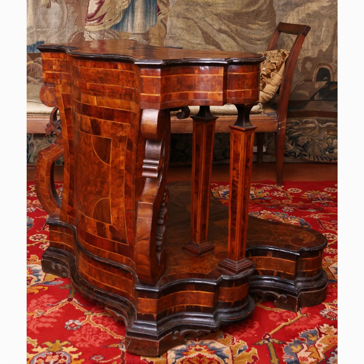 Monumentale inginocchiatoio da centro impiallacciato in noce e radica di noce e tuia