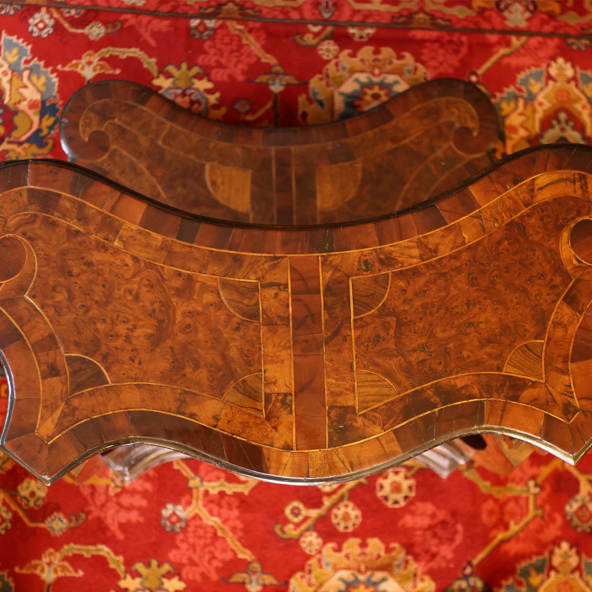 Monumentale inginocchiatoio da centro impiallacciato in noce e radica di noce e tuia