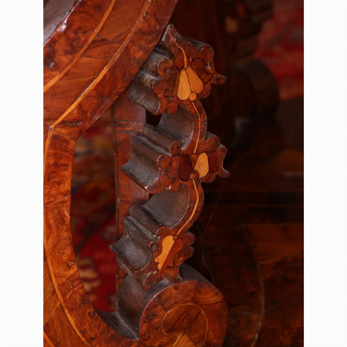 Monumentale inginocchiatoio da centro impiallacciato in noce e radica di noce e tuia