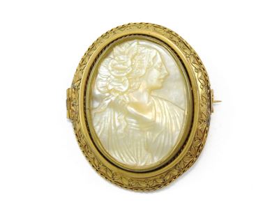 Spilla in Oro a Basso Titolo e Metalli Non Preziosi con Cammeo in Madreperla