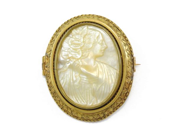 Low title gold and non-precious metal brooch with mother of pearl cameo
