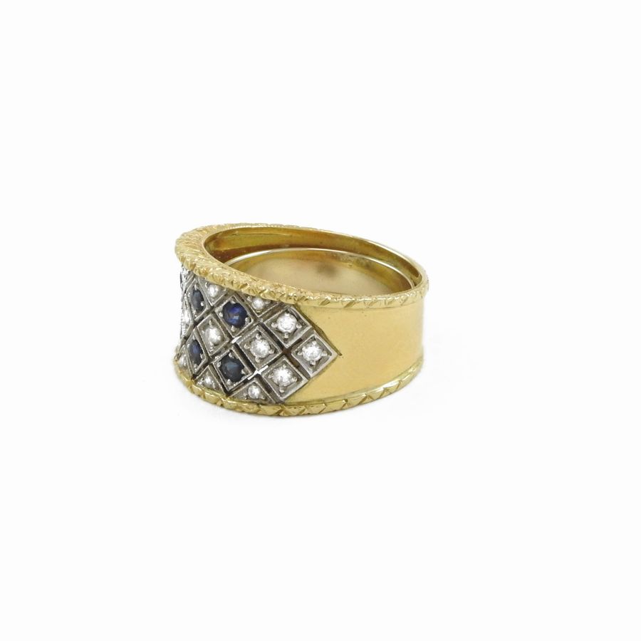 Anello a Fascia in Oro Bianco e Oro Giallo con Diamanti e Zaffiri