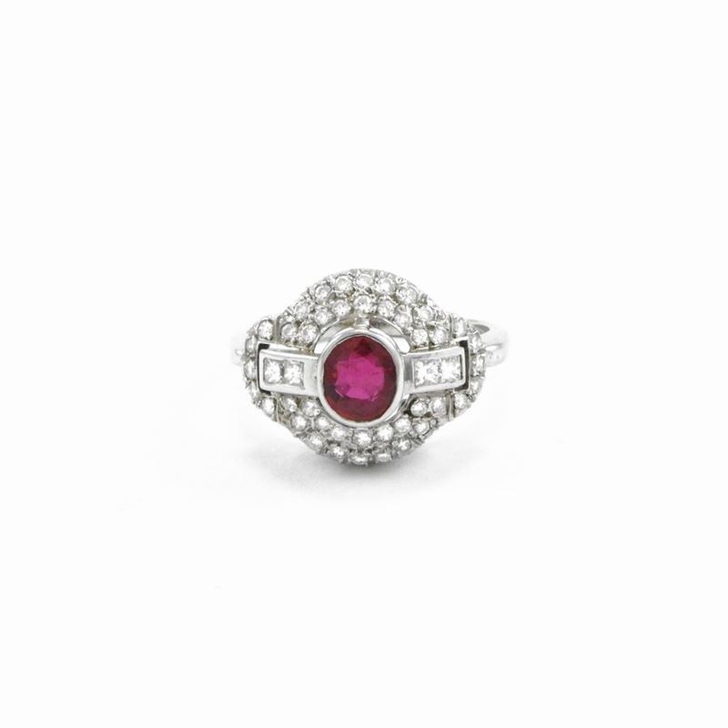 Anello in Oro Bianco con Diamanti e Rubino