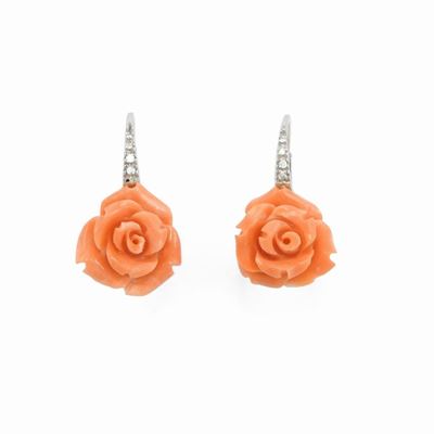 Orecchini Pendenti in Oro Bianco con Diamanti e Coralli Rosa Arancio Incisi