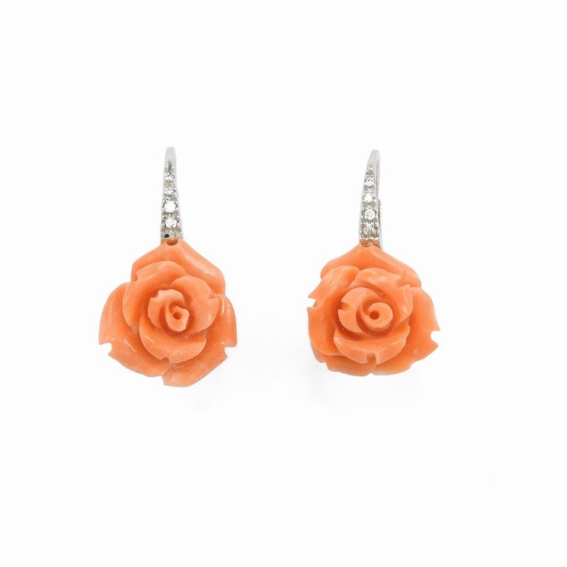 Orecchini Pendenti in Oro Bianco con Diamanti e Coralli Rosa Arancio Incisi