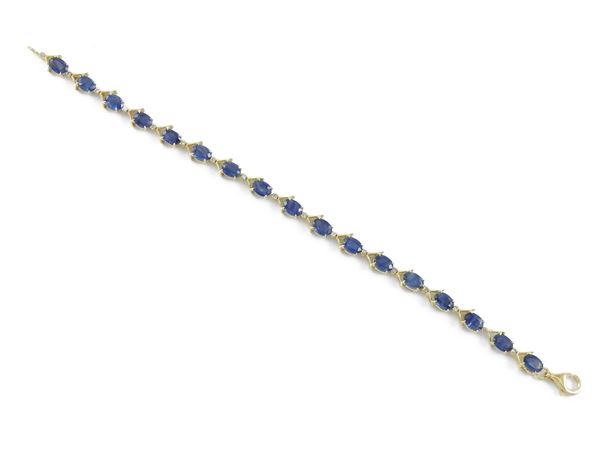 Yellow gold bracelet with fancy brown diamonds and sapphires