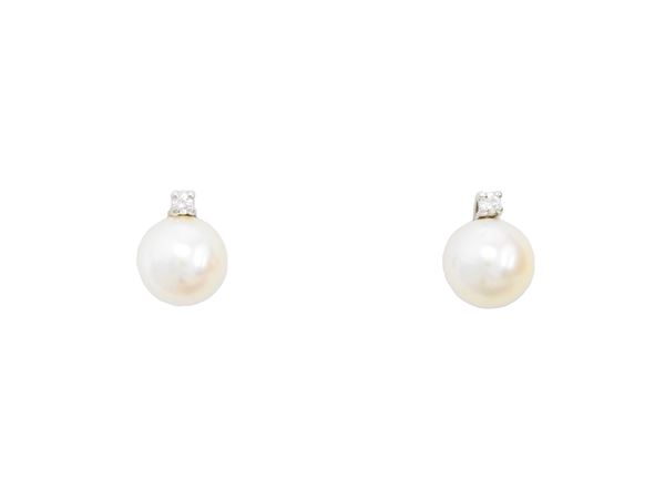 White gold earrings with diamonds and cultured pearls