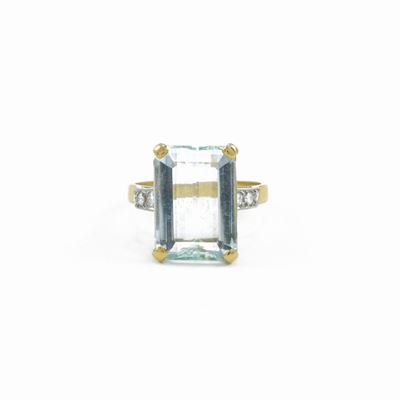 Anello in Oro Giallo con Diamanti e Acquamarina