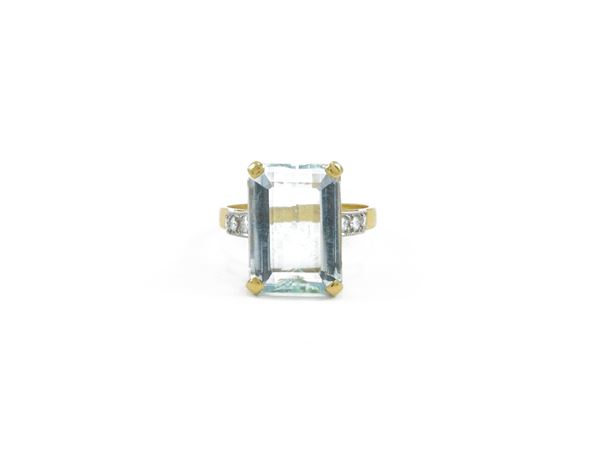 Yellow gold ring with diamonds and aquamarine