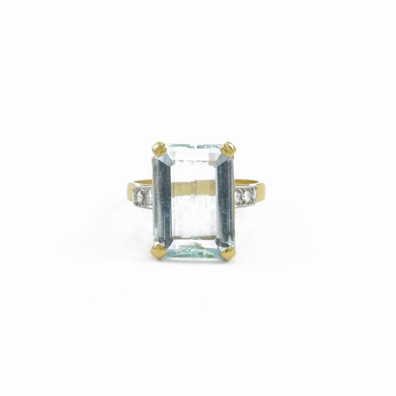 Anello in Oro Giallo con Diamanti e Acquamarina