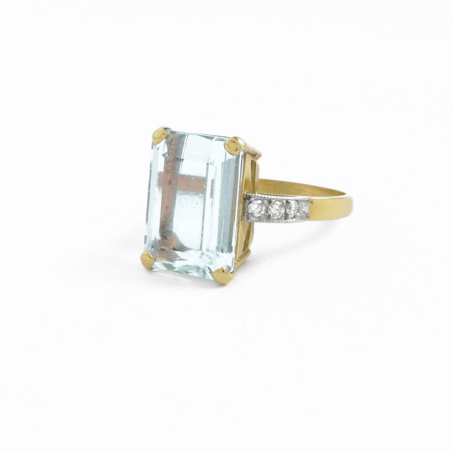 Anello in Oro Giallo con Diamanti e Acquamarina