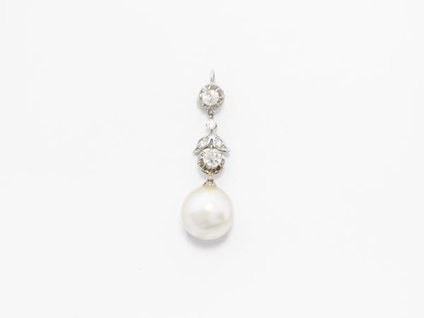 White gold pendant with diamonds and cultured pearl