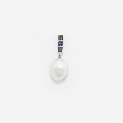 Pendente in Oro Bianco con Zaffiri e Perla Barocca