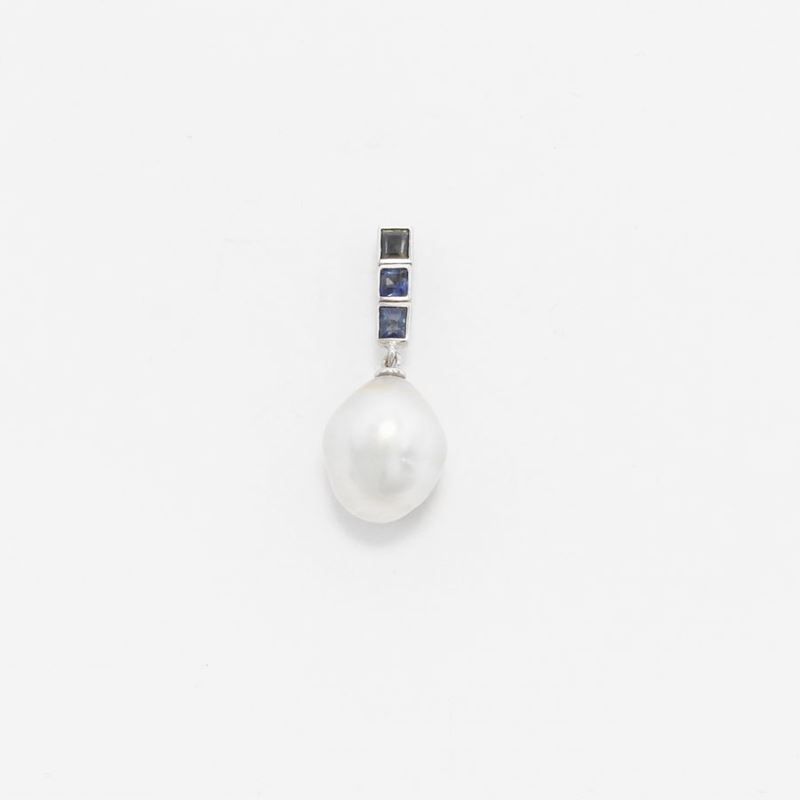 Pendente in Oro Bianco con Zaffiri e Perla Barocca