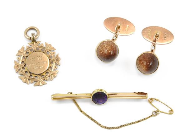 A pendant, a brooch and a pair of cufflinks in low title gold with amethyst and glass paste  - Auction Jewels and Watches - Maison Bibelot - Casa d'Aste Firenze - Milano