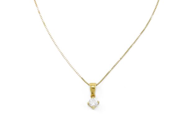 Yellow gold little chain and pendant with diamond