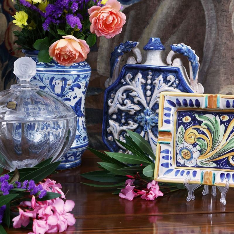 Assortimento di accessori per la casa