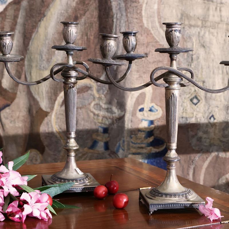 Coppia di candelabri in argento
