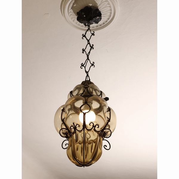 Piccolo lampadario a lanterna in vetro soffiato e ferro battuto  (inizio del XX secolo)  - Asta Due collezioni pisane - Maison Bibelot - Casa d'Aste Firenze - Milano