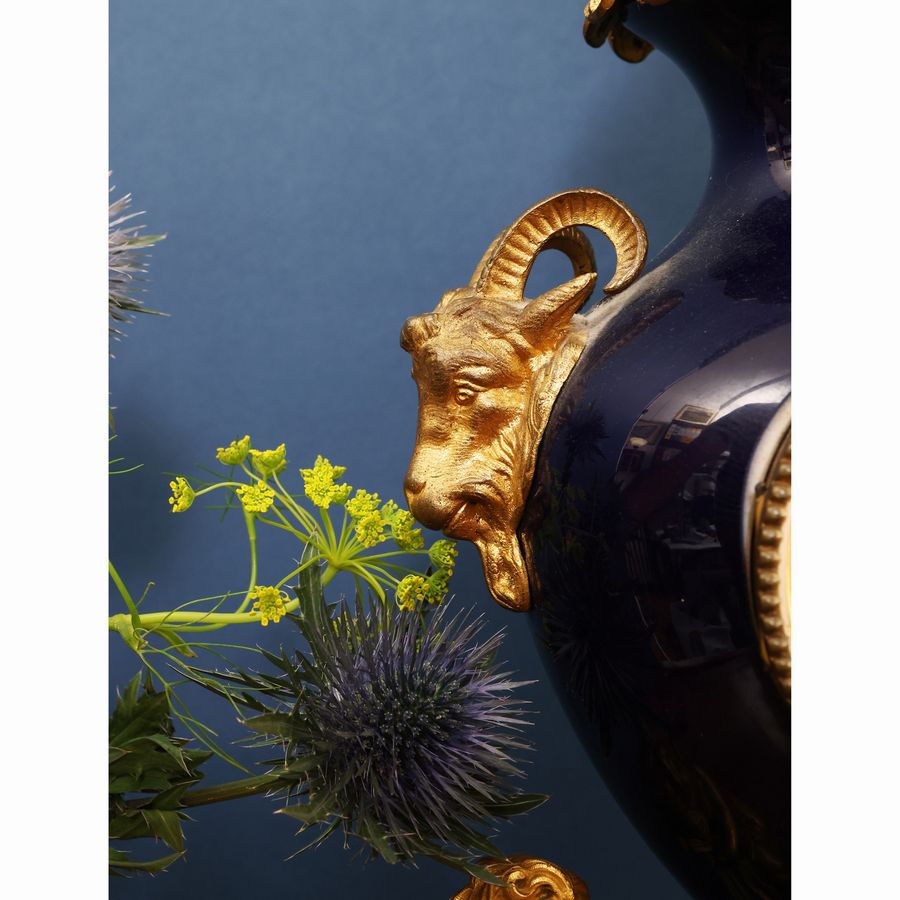 Orologio da Tavolo in Bronzo Dorato e Porcellana Blu