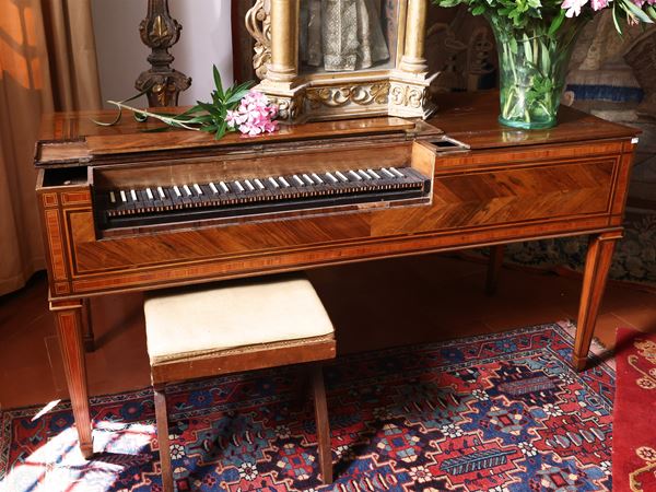 Fortepiano at the table