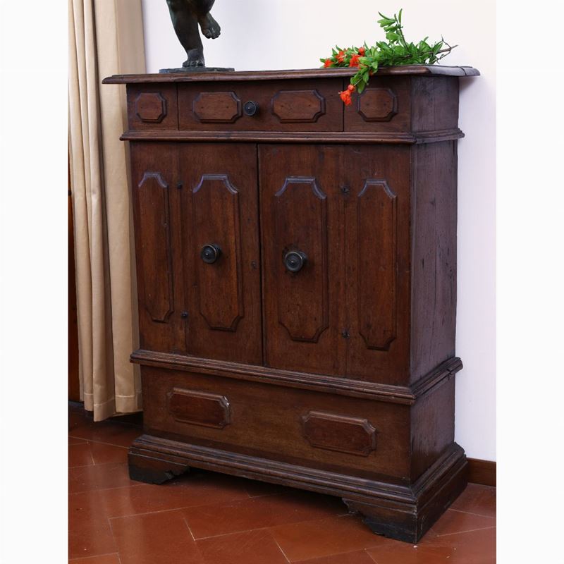 Piccolo stipo in noce