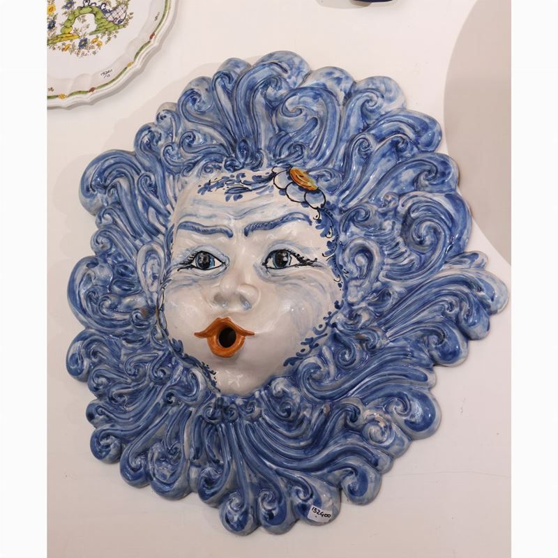 Grande formella decorativa a bassorilievo in terracotta smaltata