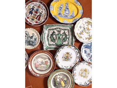 Dieci Piatti Decorativi in Terraglia, Porcellana e Ceramica