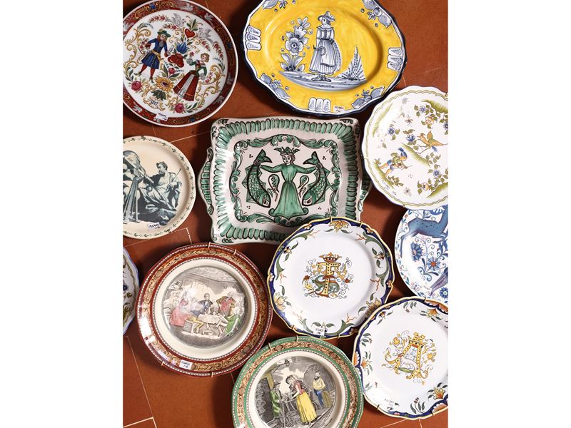 Dieci Piatti Decorativi in Terraglia, Porcellana e Ceramica