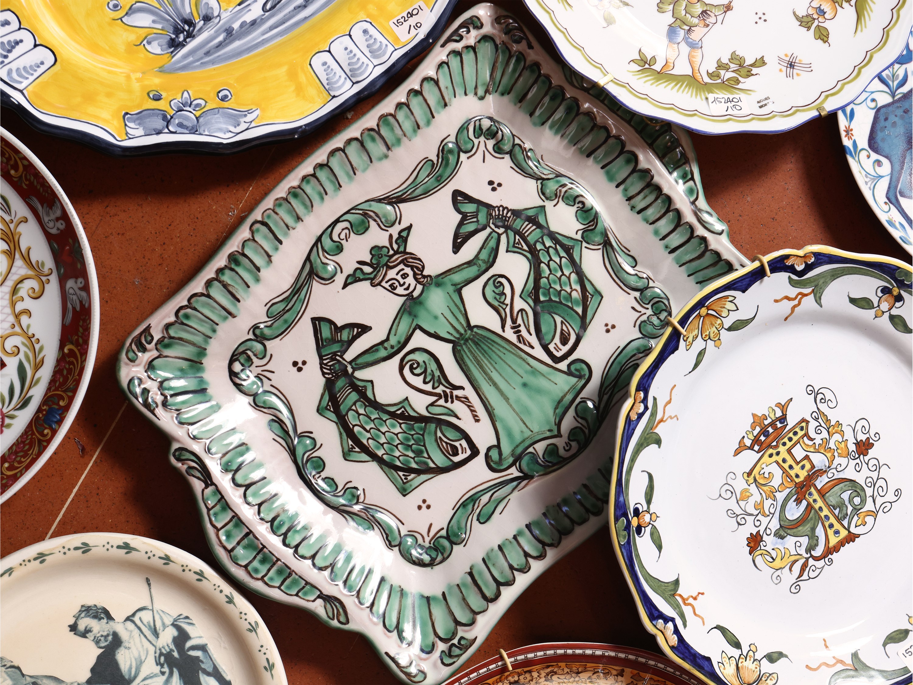 Dieci Piatti Decorativi in Terraglia, Porcellana e Ceramica