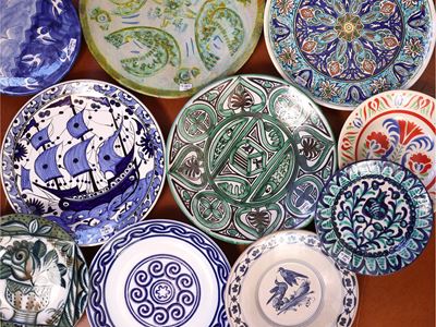 Dieci Piatti Decorativi in Terraglia, Porcellana e Ceramica