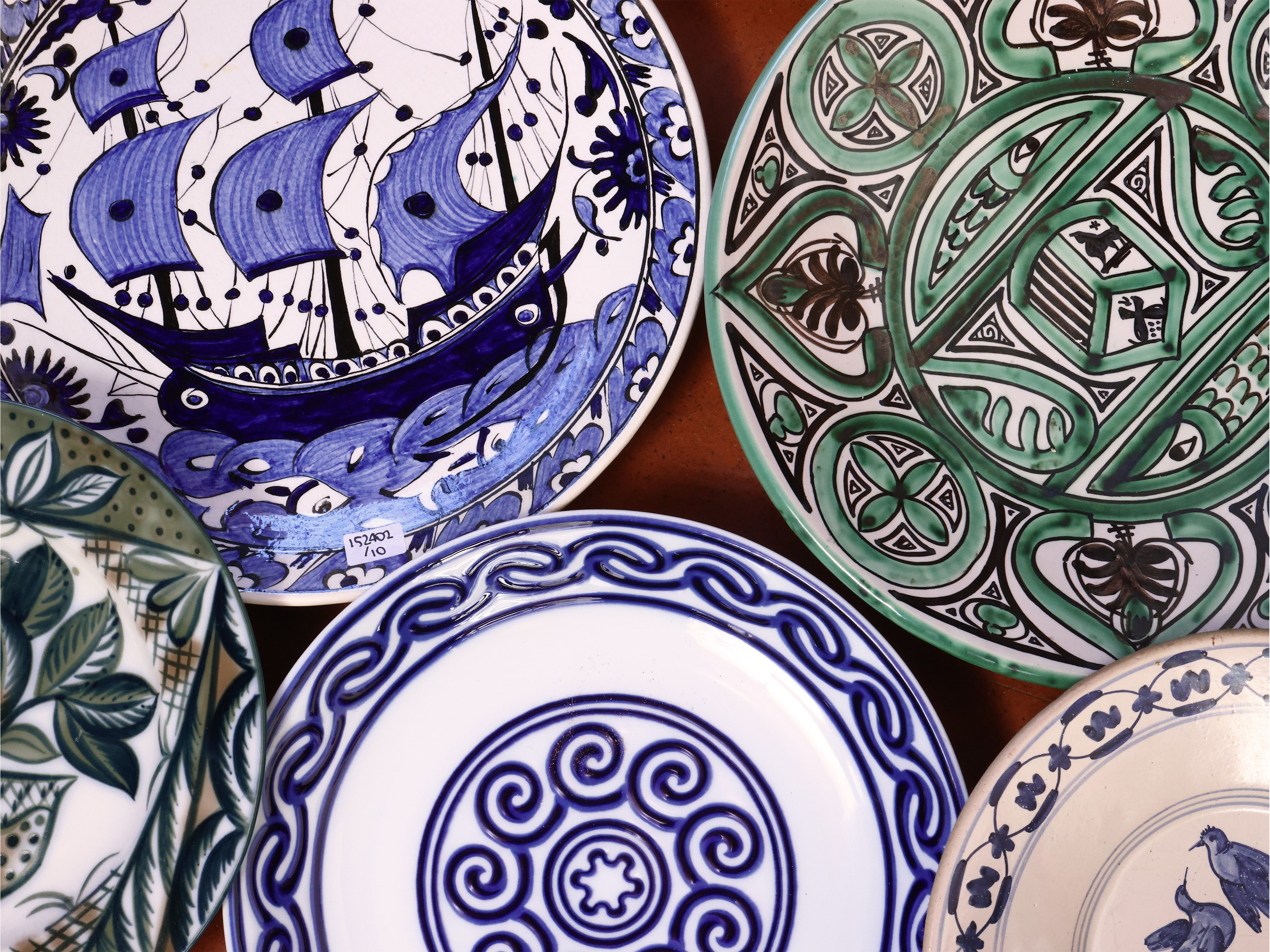 Dieci Piatti Decorativi in Terraglia, Porcellana e Ceramica