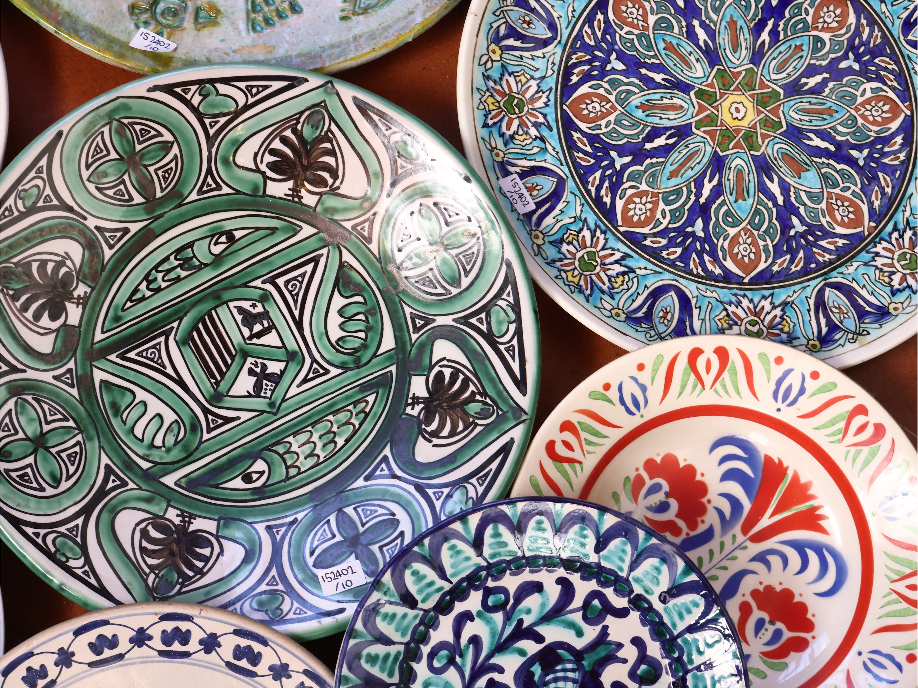 Dieci Piatti Decorativi in Terraglia, Porcellana e Ceramica