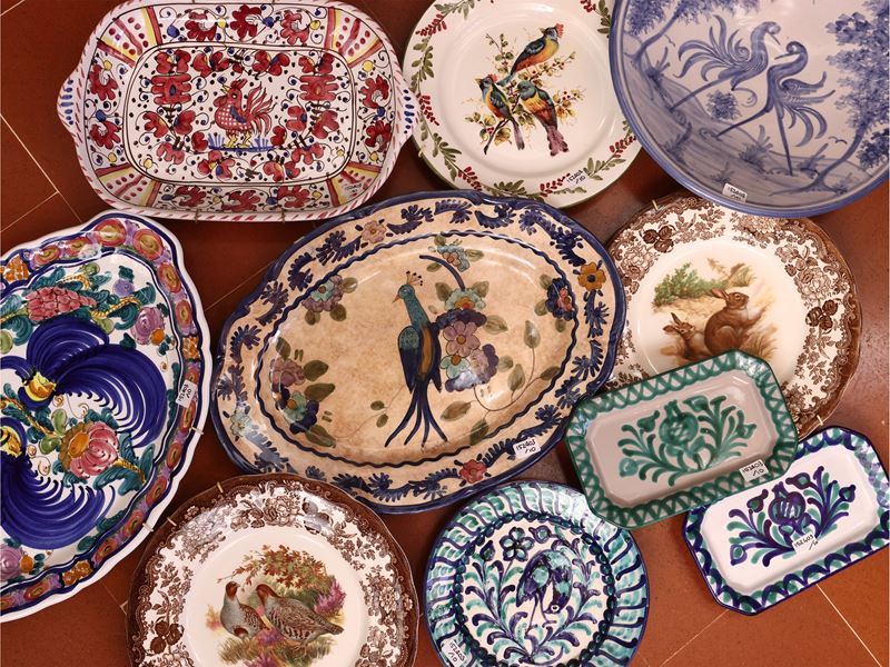 Dieci Piatti Decorativi in Terraglia, Porcellana e Ceramica