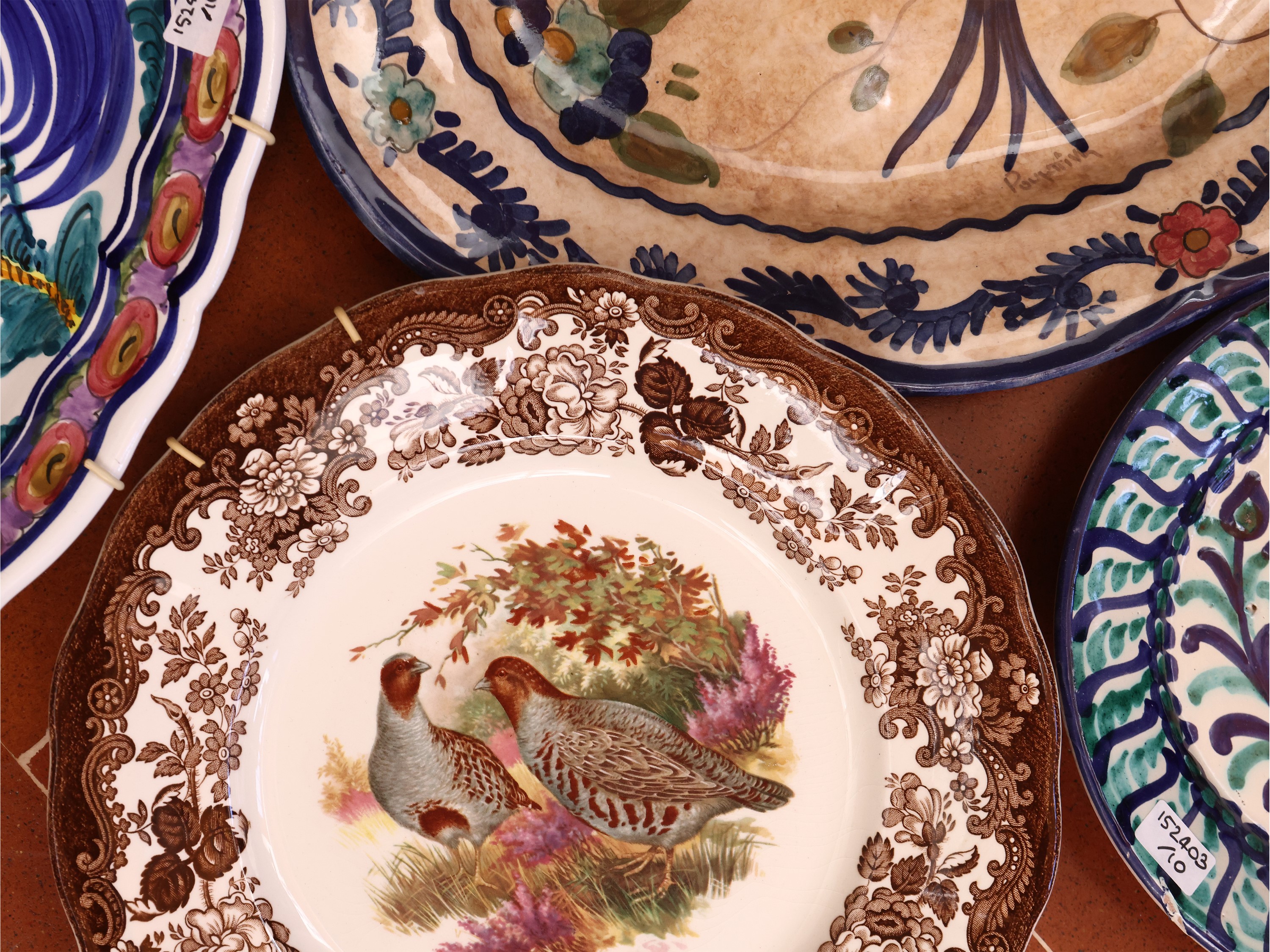Dieci Piatti Decorativi in Terraglia, Porcellana e Ceramica