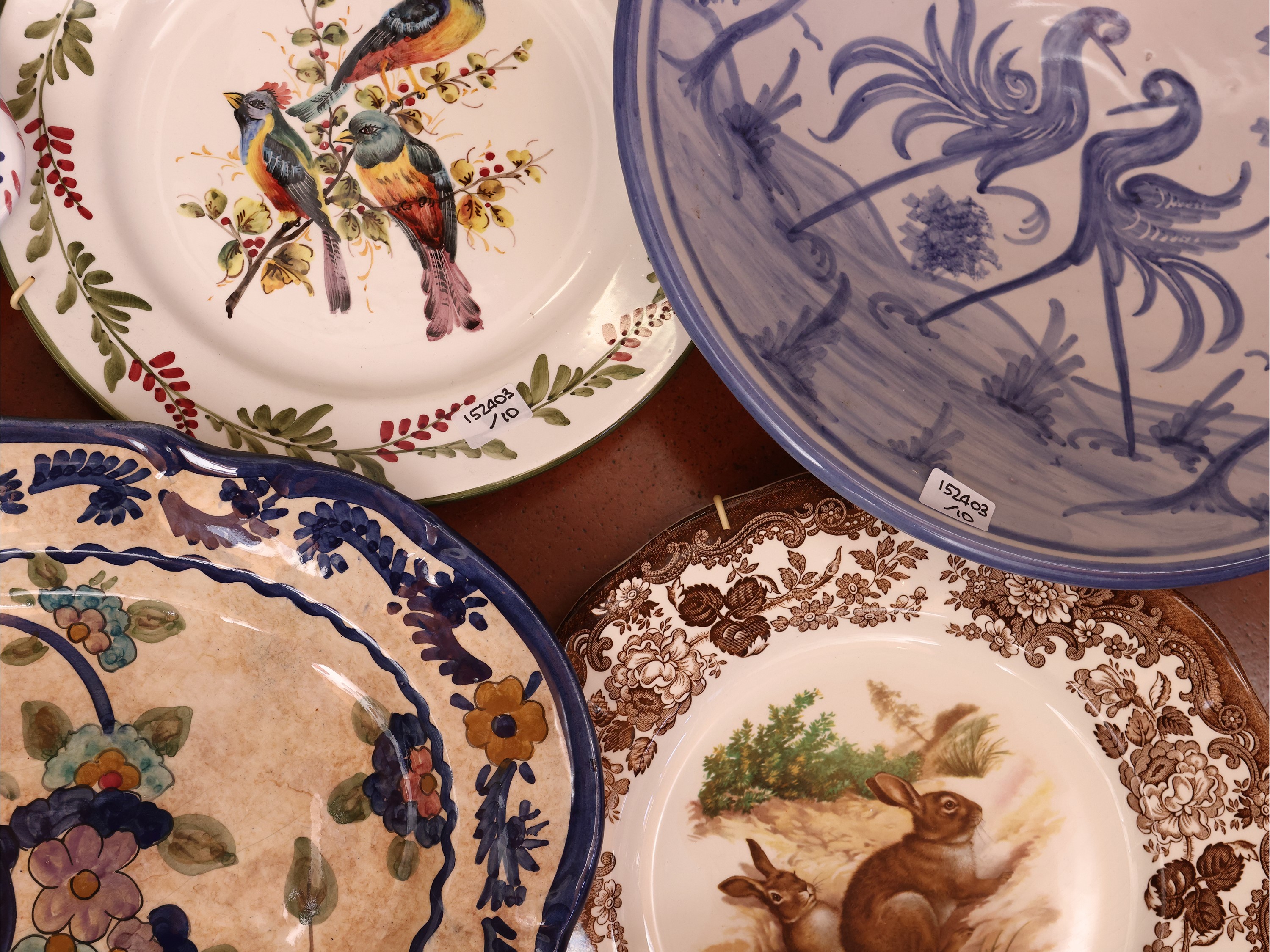 Dieci Piatti Decorativi in Terraglia, Porcellana e Ceramica