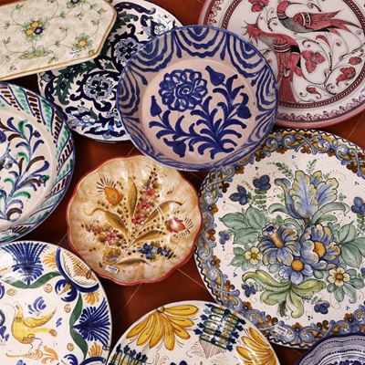 Dieci Piatti Decorativi in Terraglia, Porcellana e Ceramica