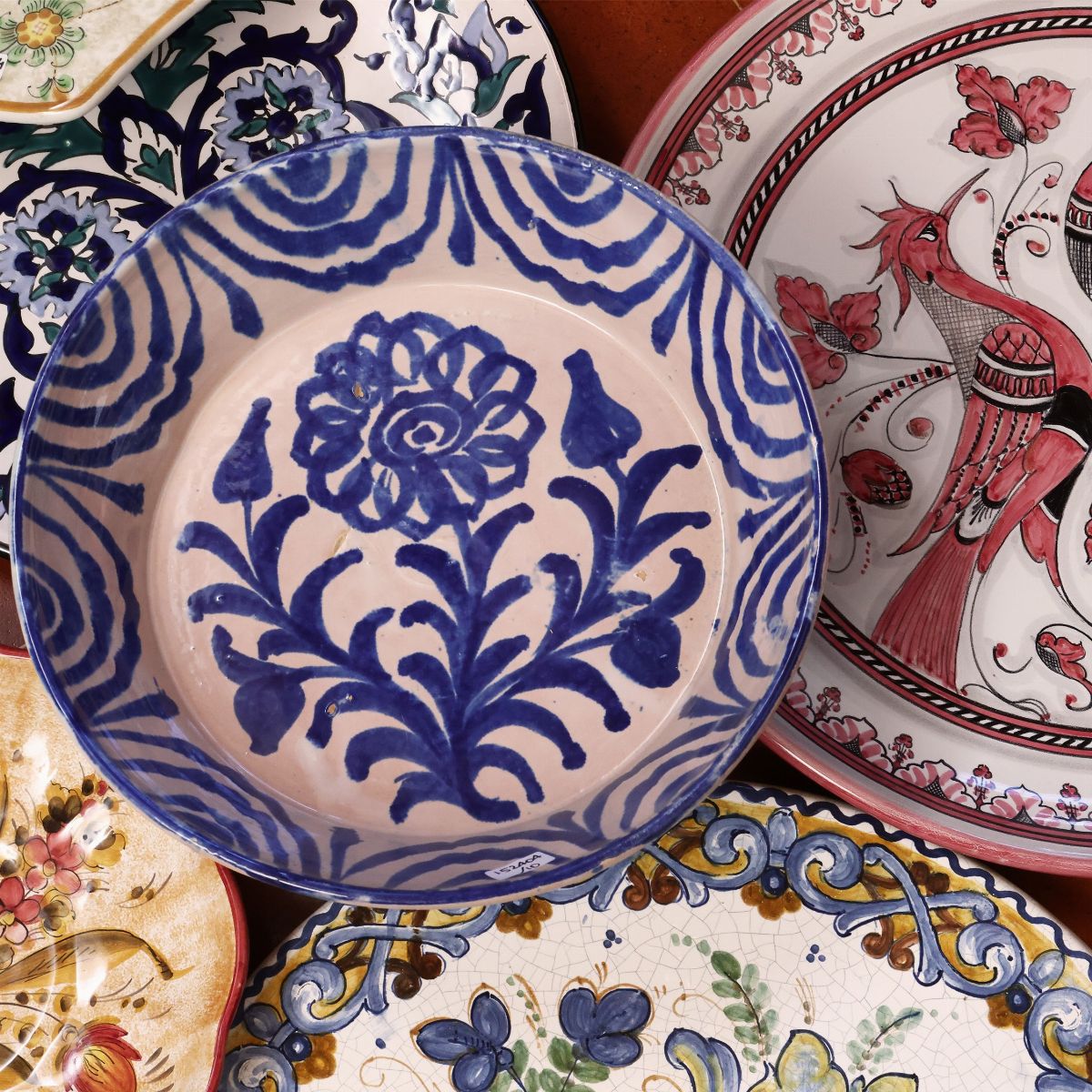Dieci Piatti Decorativi in Terraglia, Porcellana e Ceramica