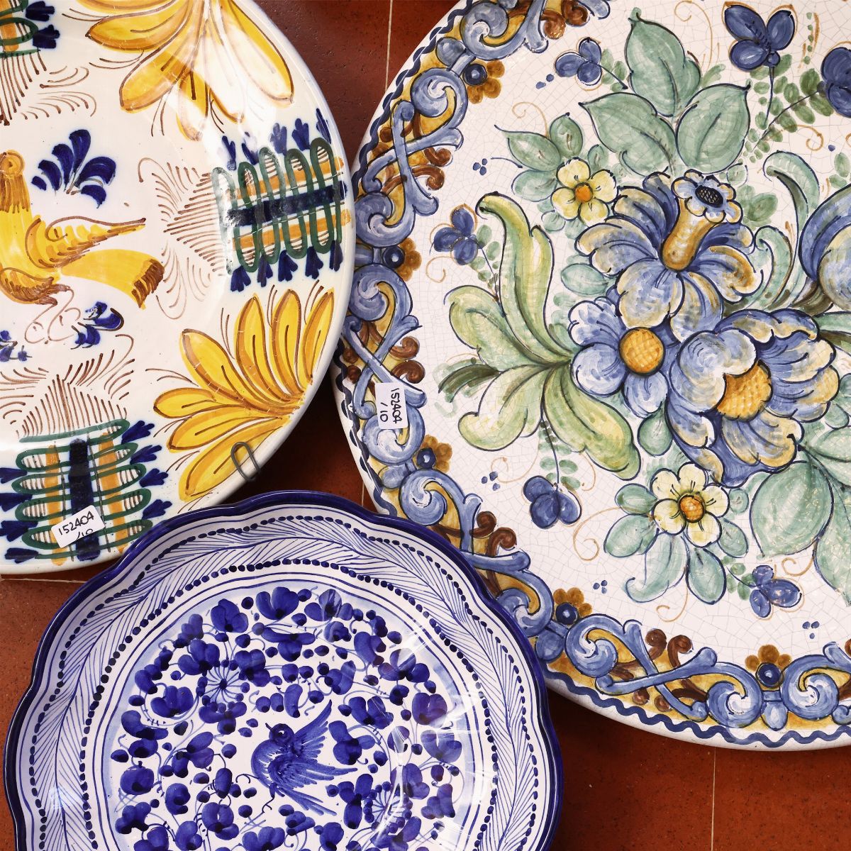 Dieci Piatti Decorativi in Terraglia, Porcellana e Ceramica