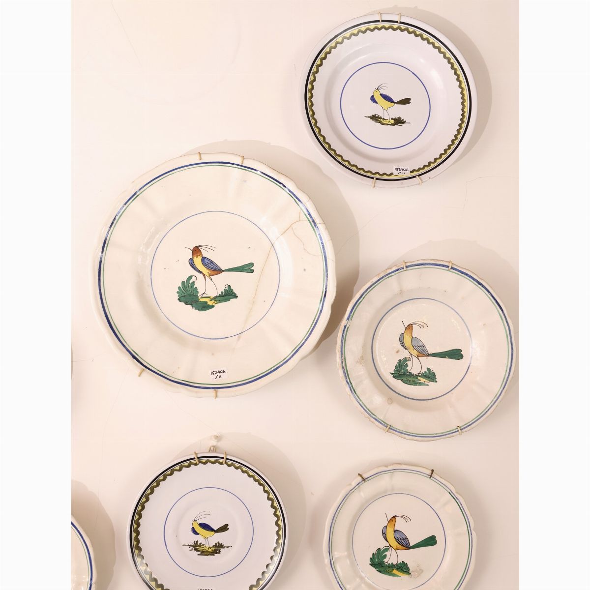 Undici Piatti Decorativi in Terraglia