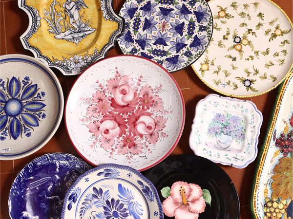 Dieci piatti decorativi in terraglia, porcellana e ceramica