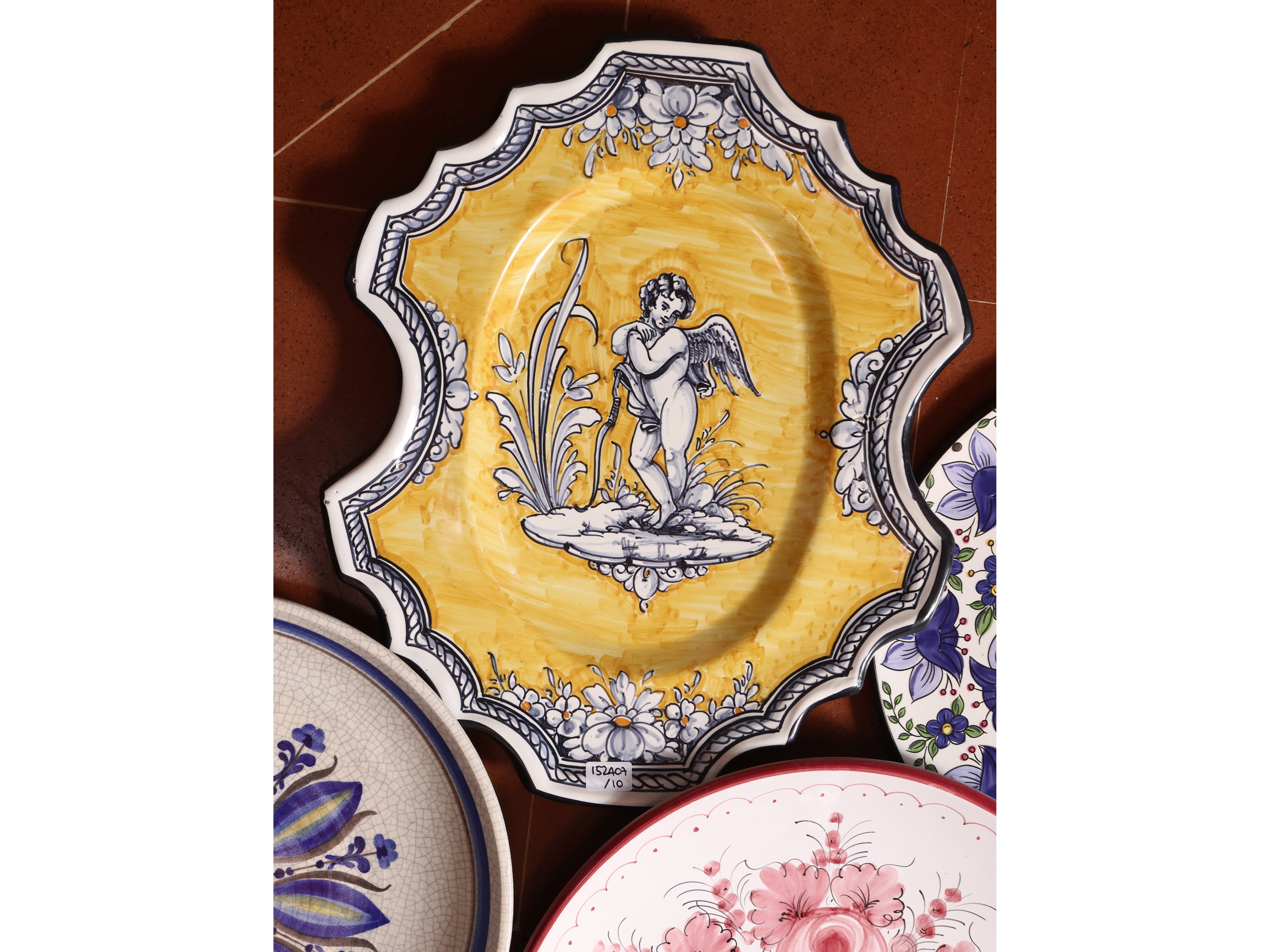Dieci Piatti Decorativi in Terraglia, Porcellana e Ceramica