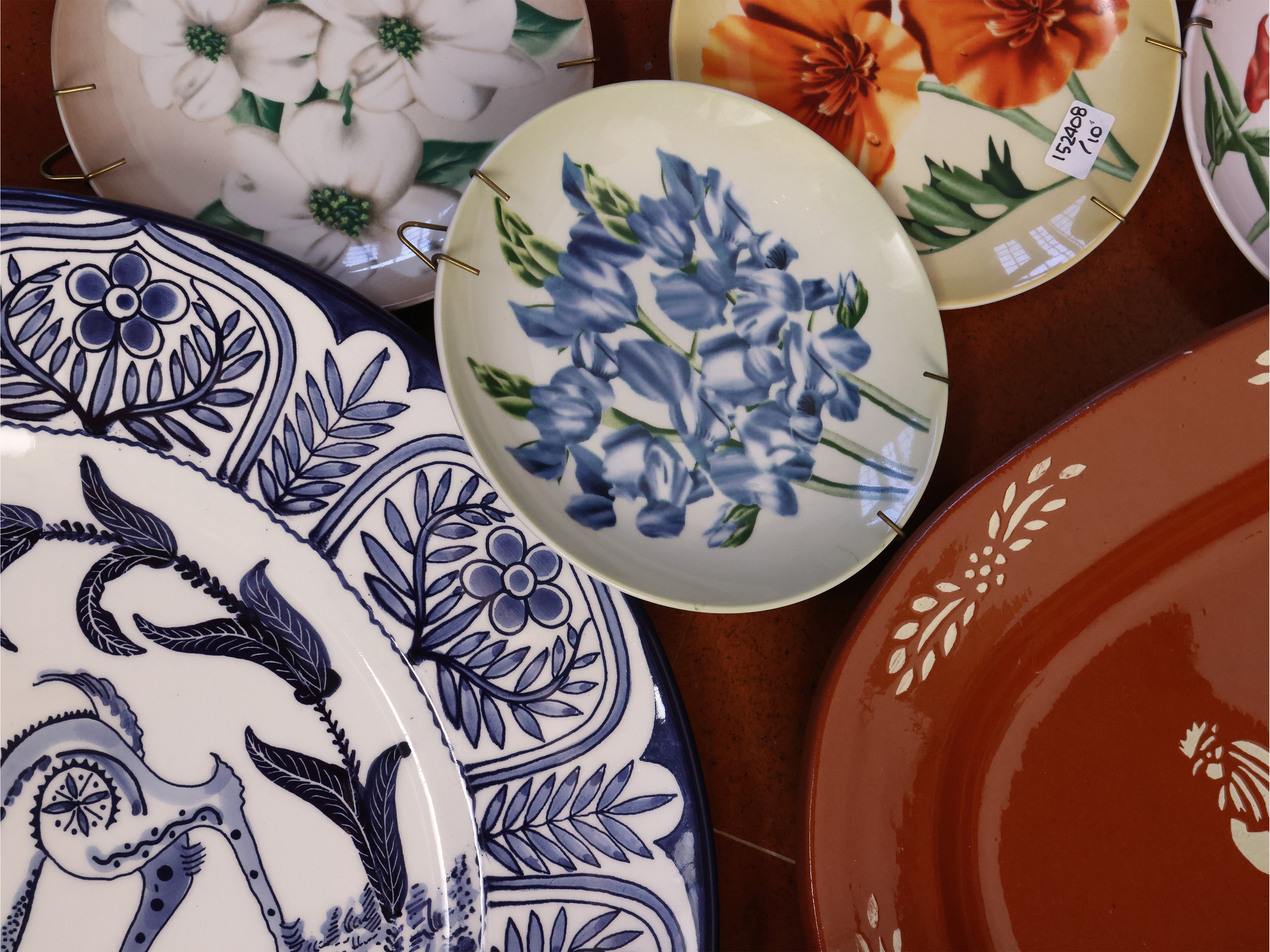 Undici Piatti Decorativi in Terraglia, Porcellana e Ceramica